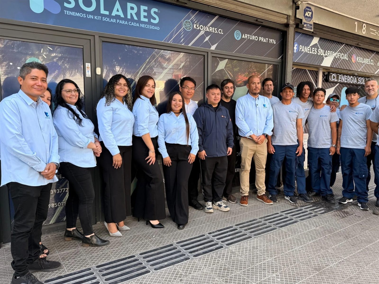 Equipo K Solares frente a tienda y showroom
