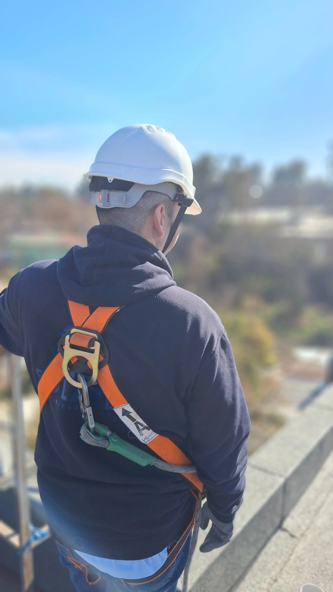 Técnico de K Solares preparado para una instalación