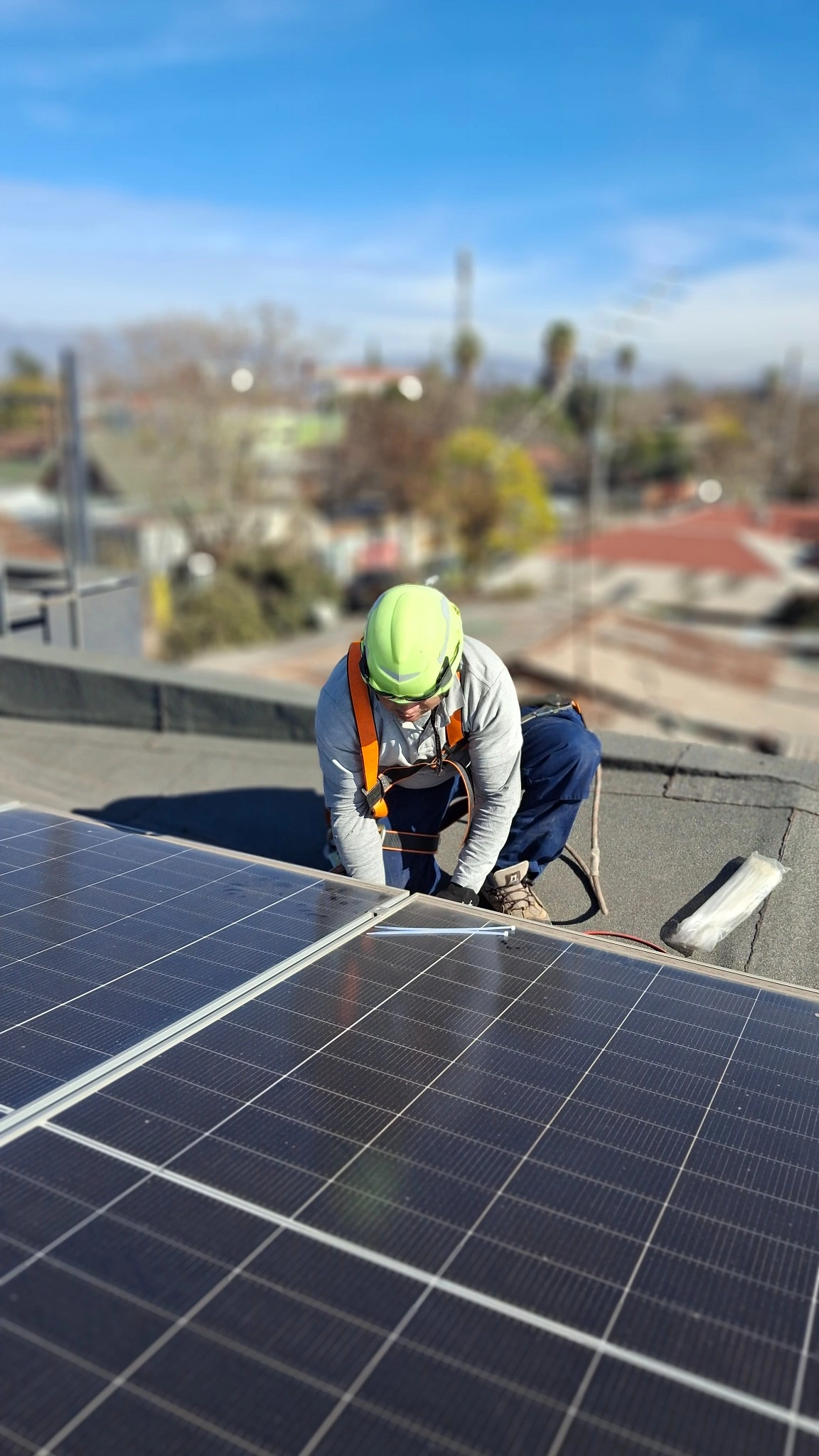 Instalador de K Solares montando paneles solares